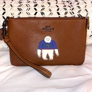 Medium size  coach wristlet, condition pre-owned new.